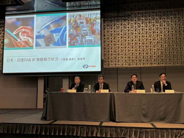 力積電(6670)於今日舉辦力積電(6770)2024年第三季法人說明會暨3D AI Foundry技術發表會，董事長黃崇仁特別針對與SBI合作破局親自說明原委。圖左一為力積電董事長黃崇仁、圖左二為力積電總經理朱憲國、圖右二為力積電財務長邵章榮、圖右一為力積電發言人譚仲民。